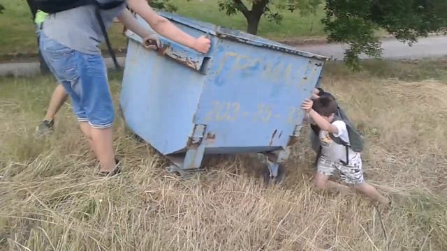 Скинули мусорку с горы смотреть онлайн