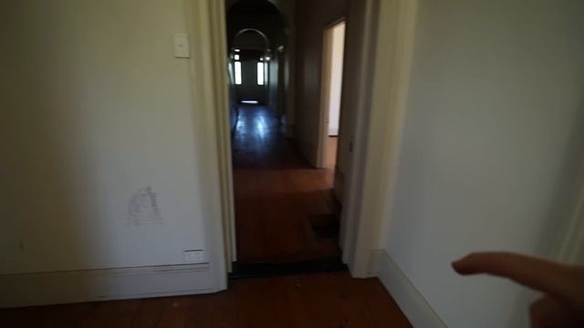 Abandoned- Huge Villa with double bay windows . Built around 1900. Classic features/Root cellar смотреть онлайн