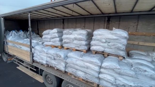 Уголь фасованный в мешки, погрузка в автомобиль смотреть онлайн