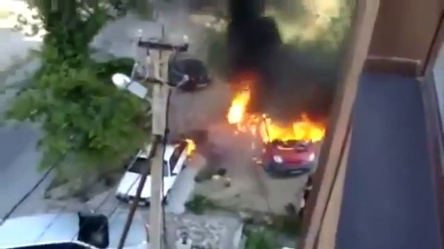 cars burn and explode under the windows YouTube смотреть онлайн
