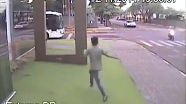 Man Breaks Through Window To Get On The Bus смотреть онлайн