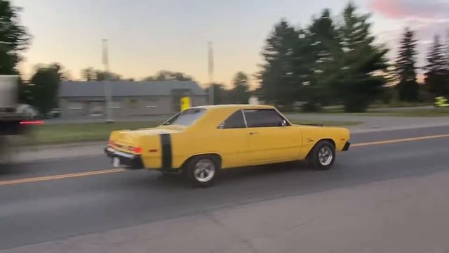 Yellow 1975 Dodge Dart Swinger leaves car show смотреть онлайн