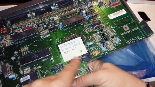Commodore Amiga 500 plus - Tutorial sostituzione scheda. смотреть онлайн