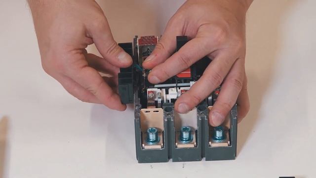 Как установить дополнительные аксессуары в ВА-99М в габарит 250А смотреть онлайн