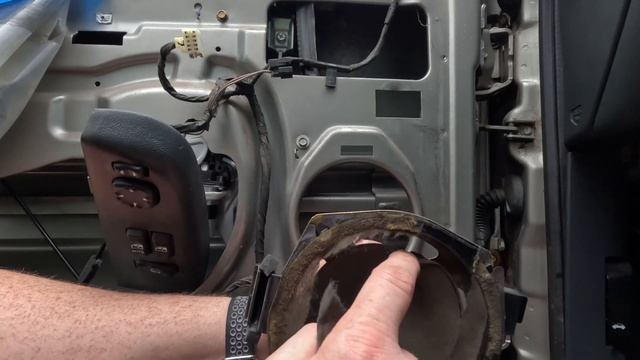 HOW TO CHANGE OUT WINDOW MOTORS/REGULATORS | 6 1/2” & 4x6 Pioneer Speakers install Chevy Silverado смотреть онлайн