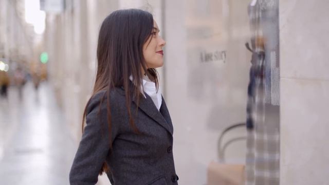 attractive young woman window shopping in town vvtbfo55e D смотреть онлайн