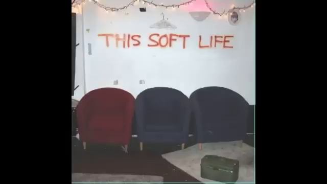 Fly On The Window смотреть онлайн