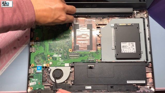 數位小學堂第八課～差點拆壞別人的筆電😢ASUS X453M筆電升級SSD與RAM（台語繁體中文字幕） смотреть онлайн