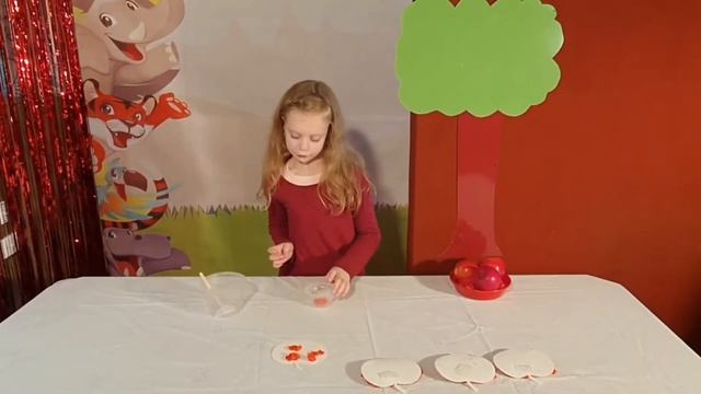 Sophie teaches how to make Red apples and she meets Butter the Caterpillar who likes Red Food смотреть онлайн
