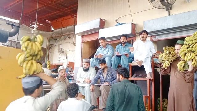 Banana auction in Peshawar fruit Mandi || کیلے کی نیلامی || смотреть онлайн