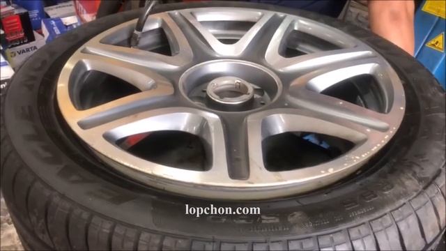 Thay lốp xe Roll Royce Phantom | Lốp Goodyear Eagle NCT5 285/45R21 và 255/50R21 смотреть онлайн