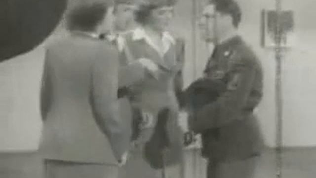 Andrews Sisters - Don't Sit Under The Apple Tree смотреть онлайн