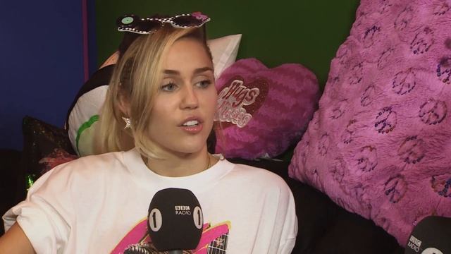 Miley Cyrus talks VMAs, music and America in 2017 at Rainbowland смотреть онлайн