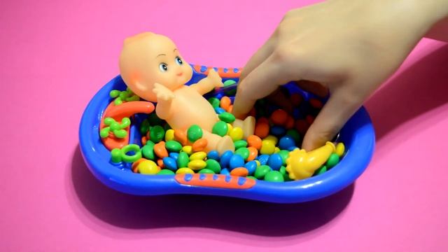 Learn Colors Baby Doll Bath Time M&Ms Chocolate Finger Family Song Пупсик купается в ммдемс. смотреть онлайн