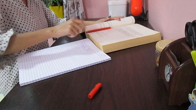 WHAT'S ON MY DESK? MY DESK ESSENTIALS 2020 + HOW I ORGANIZE MY DESK смотреть онлайн