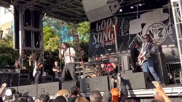 Sometimes Y - Yelawolf and Shooter Jennings live “Jump Out the Window” смотреть онлайн