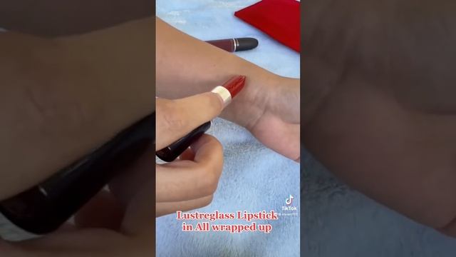 Unboxing MAC Kisses and Bows Lip Kit in Red смотреть онлайн