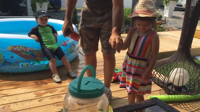 Jax and Riley playing in pool смотреть онлайн