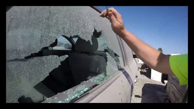 This is how thieves break car windows. смотреть онлайн