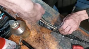 Слабая пружина поводка дворника. Слабый прижим. Скрип и скрежет дворников. Решение за 0 рублей.