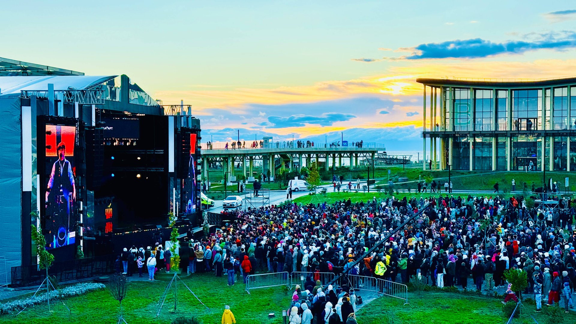 Крым. ЗЕЛЕНЫЙ ФЕСТИВАЛЬ 2024-НЕРЕАЛЬНЫЙ МАСШТАБ, высажено 3500 деревьев!группа ЧАЙФ и КЛАВА КОКА! смотреть онлайн