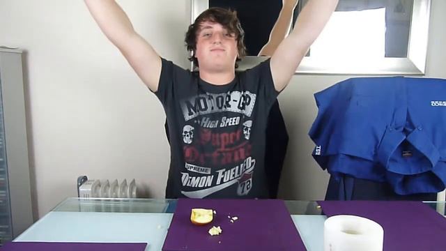 Breaking apples with my face смотреть онлайн