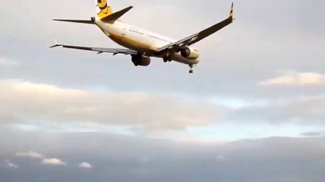 Buzz air 737 Max arrival into BHX смотреть онлайн