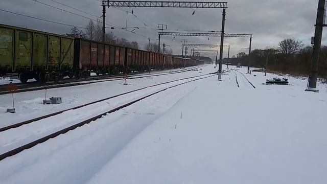 2ТЭ25Км-0105 с грузовым поездом смотреть онлайн