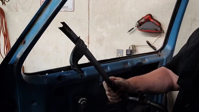 How To Easily Remove & Install Wing Windows: Square Body Chevy C10 Build смотреть онлайн