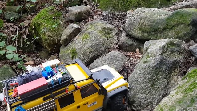 TWO TRAXXAS TRX4 OFF ROAD 4X4 YELLOW AND BLUE LAND ROVER DEFENDER смотреть онлайн