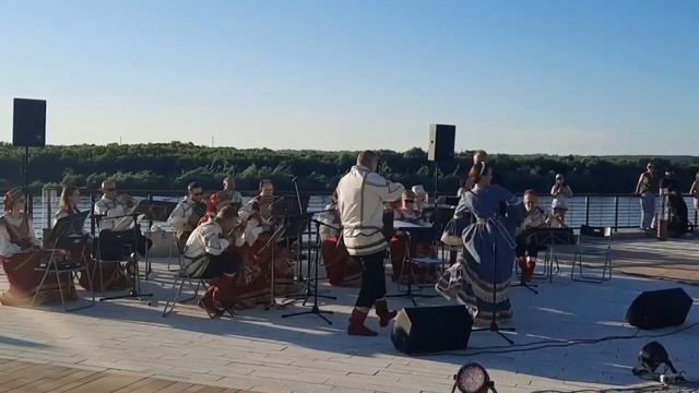 28 июня в городе Кашире на фестивале «Серебристые облака» выступил оркестр солистов «Русские Узоры» смотреть онлайн