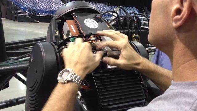 How to Change a Gobo on a Martin Mac 2K смотреть онлайн