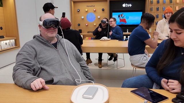 Apple Vision Pro Apple Store Demo and Impressions смотреть онлайн