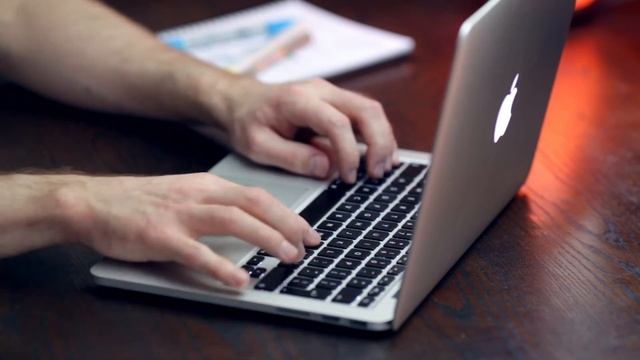 TYPING ON MACBOOK PRO KEYBOARD ( FREE STOCK VIDEO) IT SAHIB смотреть онлайн