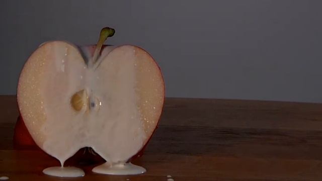 eaTing apple With whitest cream on iT, subscribe my channel смотреть онлайн