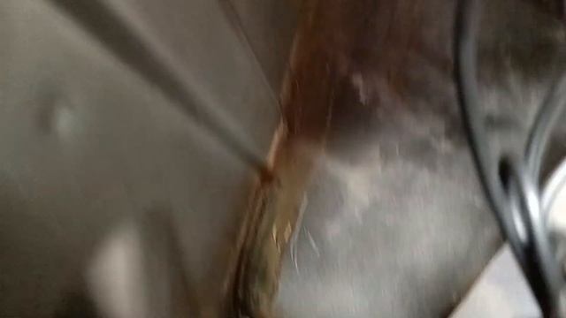 Место попадания воды в салон Лада Приора