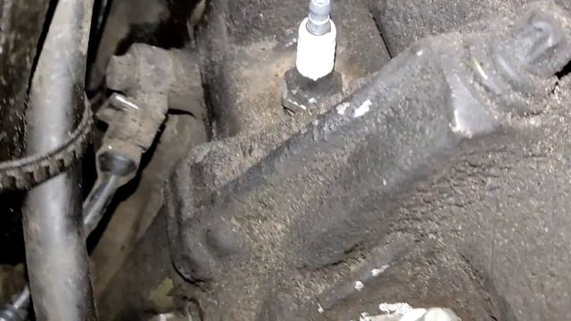 Не откручивается свеча зажигания на ВАЗ -2114-2115.Несколько минут мучений смотреть онлайн