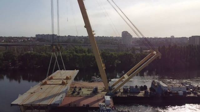 Плавучий кран Захарий LK-800 транспортирует третий пролет вантового моста. 26.06.21г. Аэросъемка смотреть онлайн