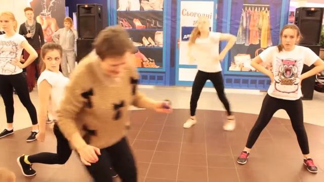 Jazz funk by Vladimir Mojeiko. ТРЦ Район смотреть онлайн