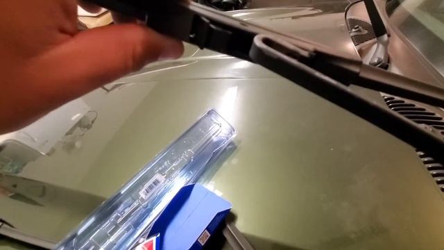 Changing The Windshield Wipers on an 07' Jeep Liberty. смотреть онлайн