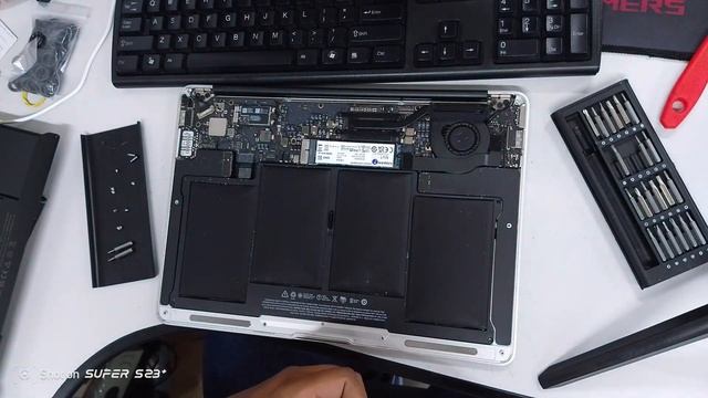 Macbook Air 13" 2012-2017 (A1466) - Battery Replacement(Super Easy) смотреть онлайн