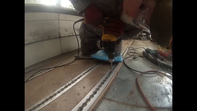 Old Thyme Skoolie Episode 4B Things that didn't work removing the old flooring смотреть онлайн