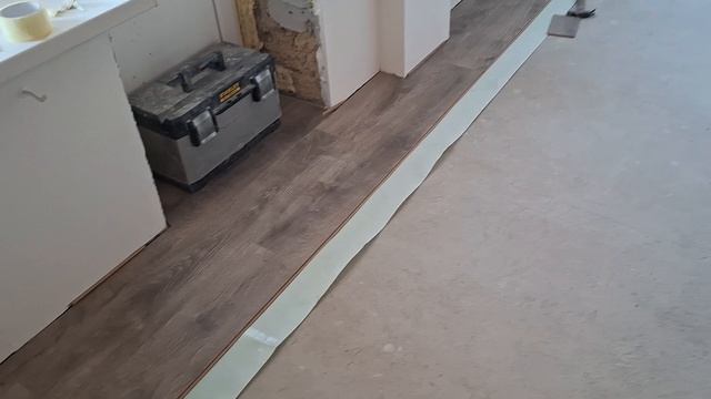 начал укладовать ломенат