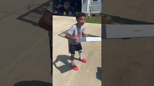 Fake Apple gift on jojo and Devon смотреть онлайн