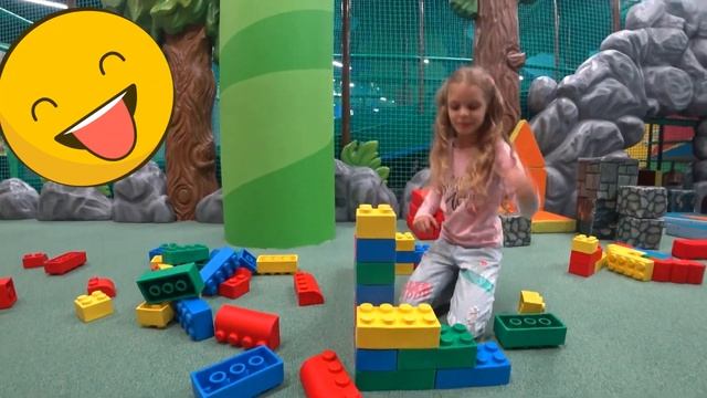 Замания Бассейн с шариками и большие детали LEGO смотреть онлайн