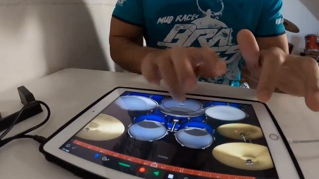 iPad Drums - Garageband смотреть онлайн