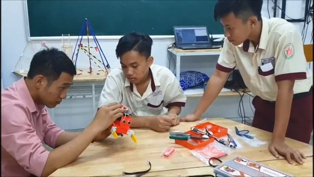 Lắp ráp và điều khiển G-Robot bằng điện thoại (85) смотреть онлайн