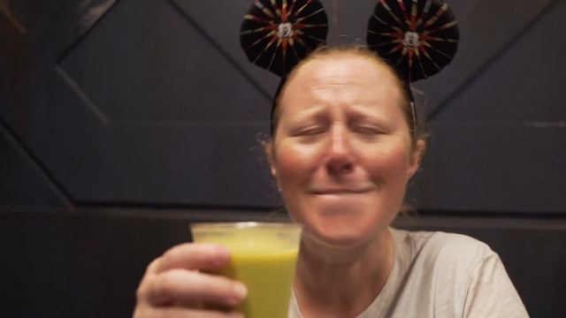 We Tried the Milk at the Star Wars Milk Stand at Disney's Galaxy's Edge. смотреть онлайн