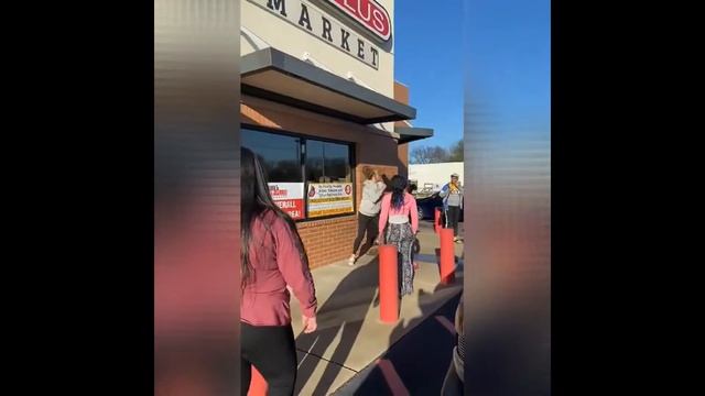 White Woman Get Beat Up At Supermarket смотреть онлайн