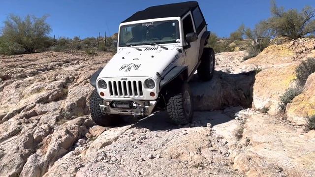 Flexing Modified Jeep JKR on step obstacles west of Walnut Canyon, AZ смотреть онлайн